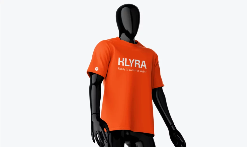 Identité Klyra déployée sur un t-shirt orange