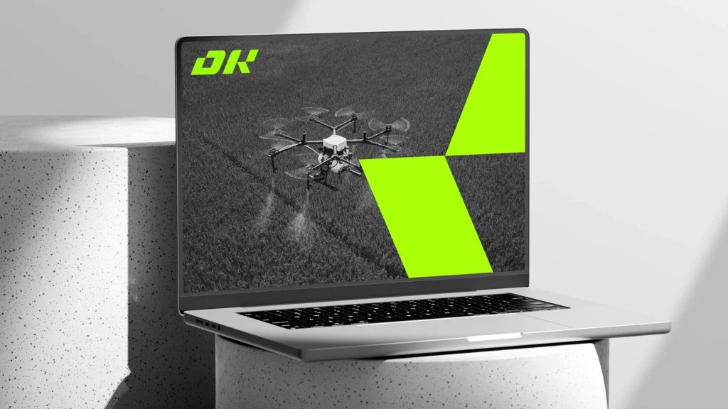 Ordinateur portable avec visuel de drone agricole et logo Digital Roots.