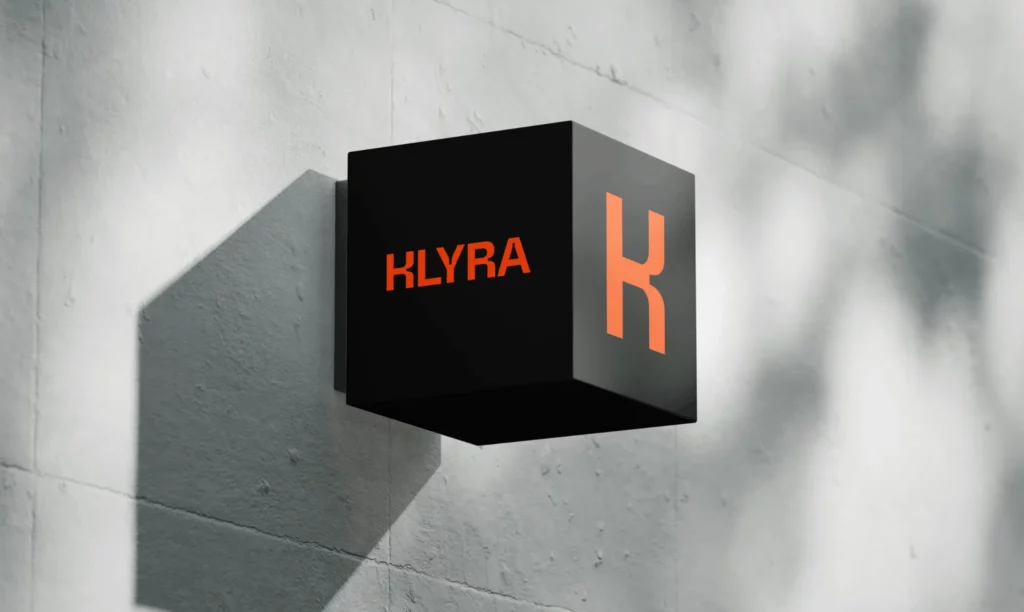 Enseigne lumineuse en cube noir avec logo Klyra orange