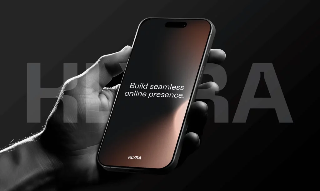 Main tenant un iPhone affichant le slogan Klyra