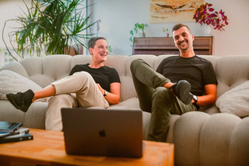 Maik Mangione et Shadya Emery, cofondateurs de Veryx, discutant stratégie digitale sur un canapé